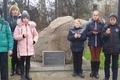 Хвилина пам'яті жертв Голодомору біля пам'ятнику